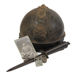 Casque français, Mle 1919, artillerie spéciale, avec poignard d’abordage, insignes et portrait