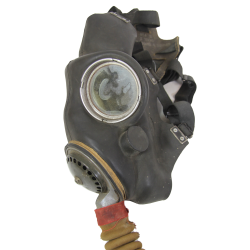Masque à gaz Mk IV, complet, 1940, dans sa housse canadienne, 1942