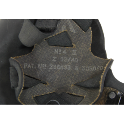 Masque à gaz Mk IV, complet, 1940, dans sa housse canadienne, 1942