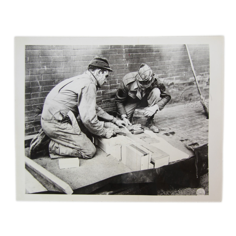 Photographie, US Army, Medical Supplies for Invaders, 6 juin 1944 Photographie, US Army, Medical Supplies for Invaders, 6 juin 1944