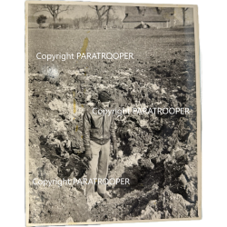 Photographie, cratère d'obus, officier US Army