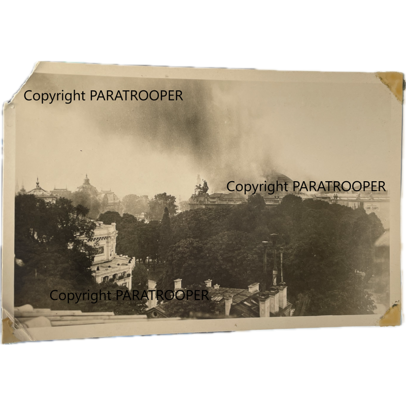 Photographie, Incendie du Grand Palais, Libération de Paris, Août 1944 Photographie, Incendie du Grand Palais, Libération de Paris, Août 1944