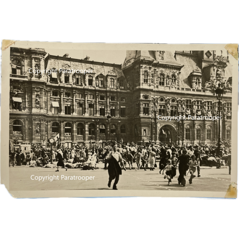 Photographie, Bataille à l'Hôtel de Ville, Libération de Paris, Août 1944 Photographie, Bataille à l'Hôtel de Ville, Libération de Paris, Août 1944