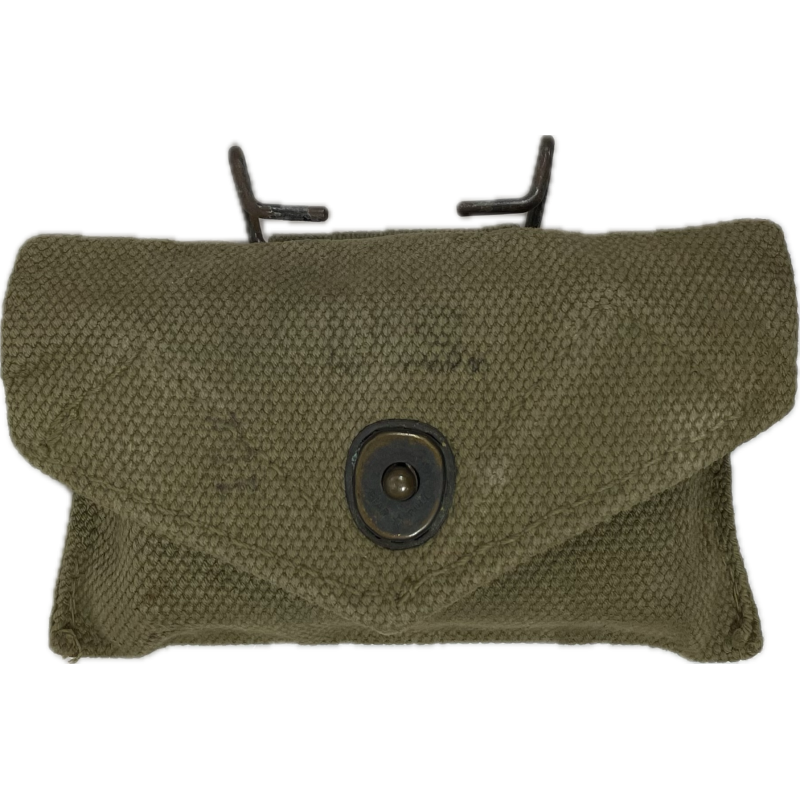 Pochette à pansement M-1942, avec pansement, B.A.B. CO. Pochette à pansement M-1942, avec pansement, B.A.B. CO.