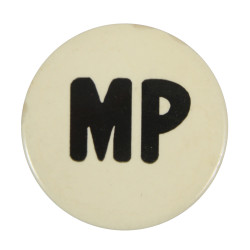 Badge à épingle, MP, Military Police, blanc
