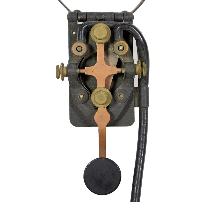 Ancienne clé télégraphique militaire américaine J-37 sur base