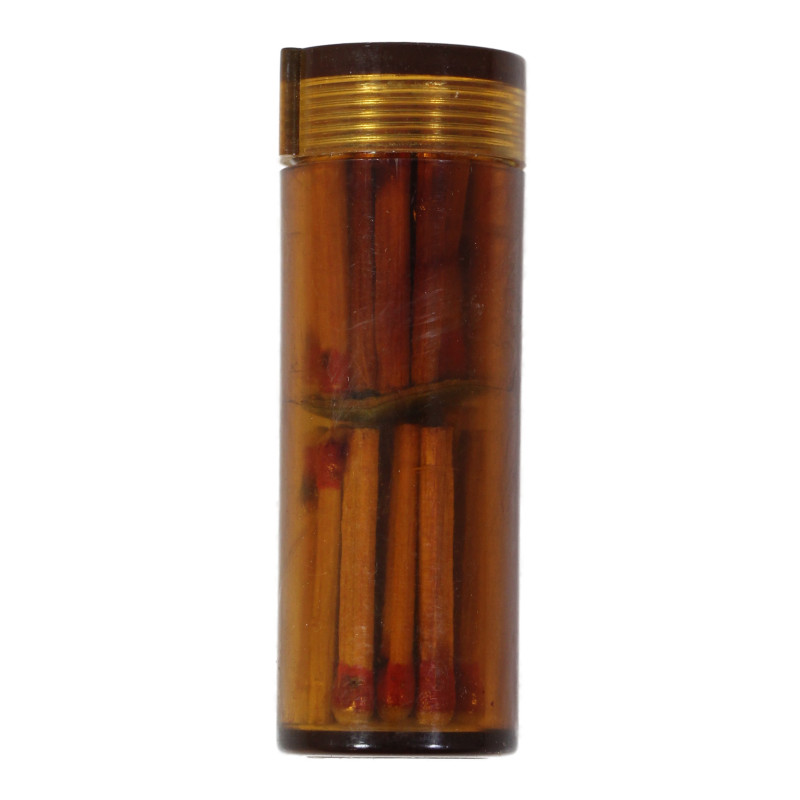 Container étanche pour allumettes, plein