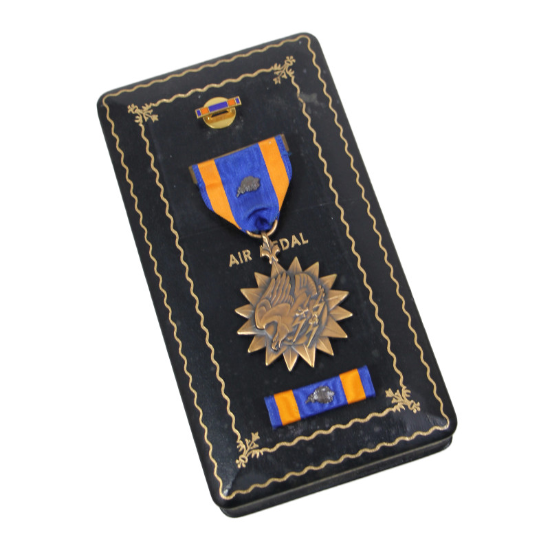 Air Medal, with Bronze Oak Leaf Cluster, in Case