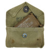 Pochette à pansement M-1942, E.A. BROWN MFG. CO. 1943, avec pansement Carlisle, Normandie