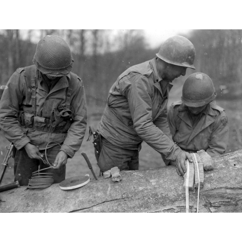 Net, M1943, Helmet, M1, with Band and Instruction Sheet