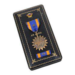 Air Medal, with Bronze Oak Leaf Cluster, in Case