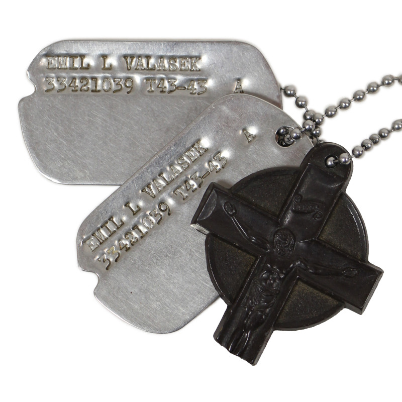 Plaques d'identité, avec médaillon religieux, Pfc. Emil Valasek, Battery B, 195th Field Artillery Bn., Normandie