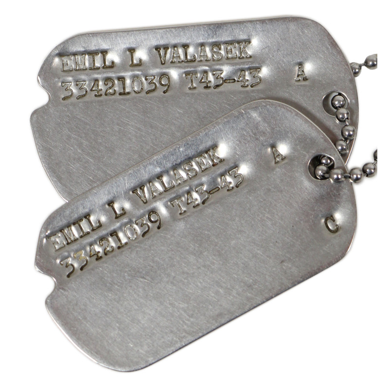Plaques d'identité, avec médaillon religieux, Pfc. Emil Valasek, Battery B, 195th Field Artillery Bn., Normandie