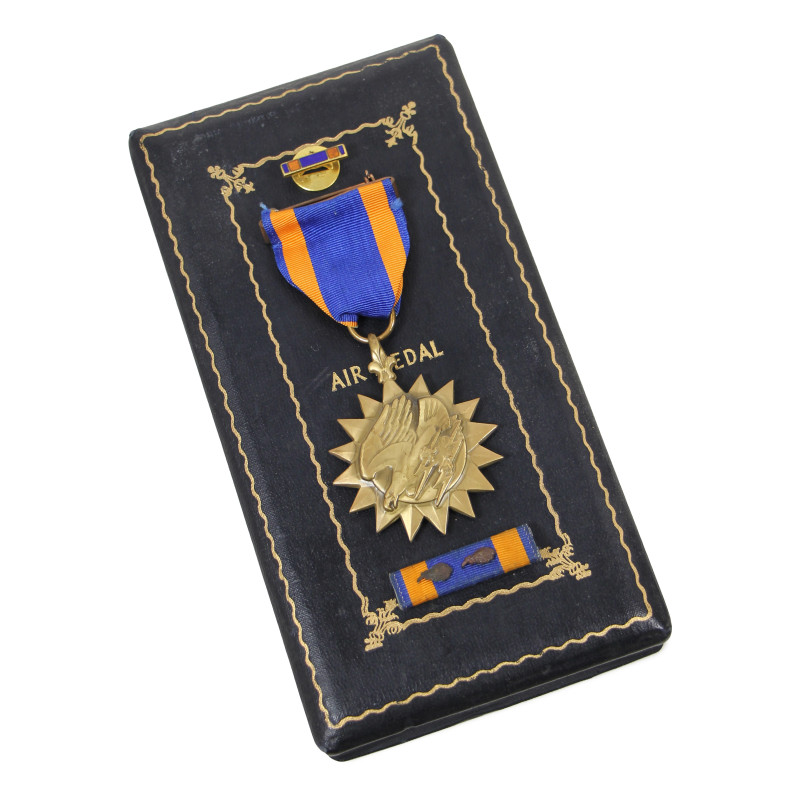 Air Medal, with Bronze Oak Leaf Clusters, in Case, Complete