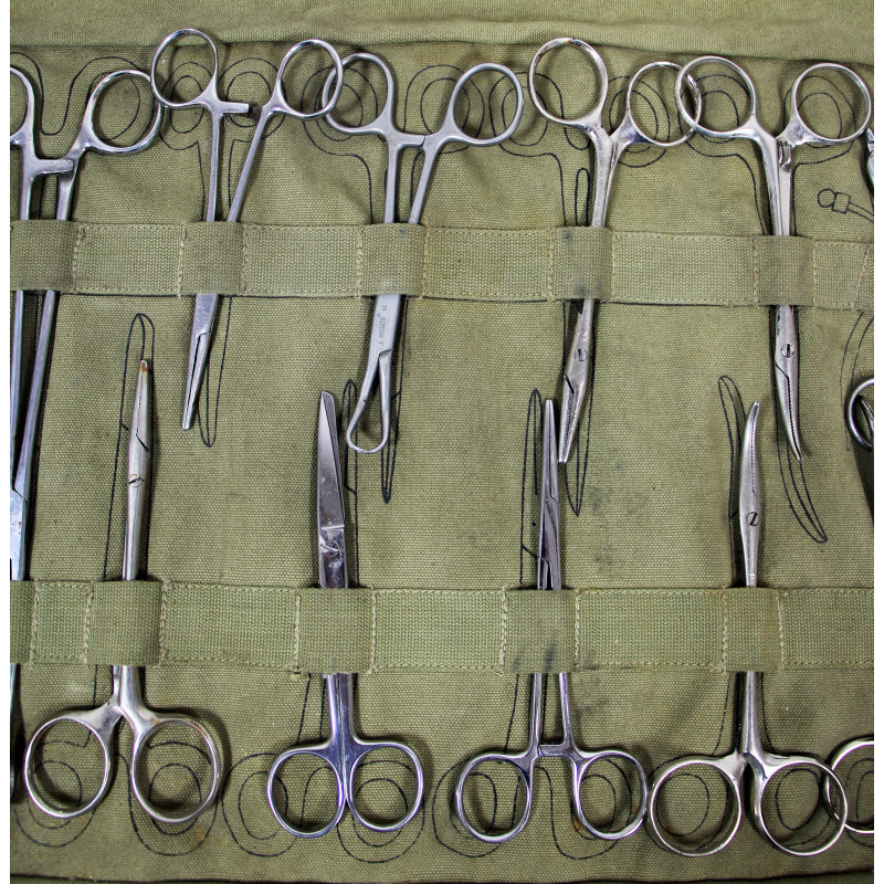 Trousse chirurgicale, Surgical Instrument Roll, WARREN LEATHER GOODS CO., item No. 9308500, avec accessoires