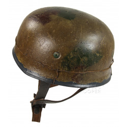 Casque de parachutiste allemand, patiné et grillagé