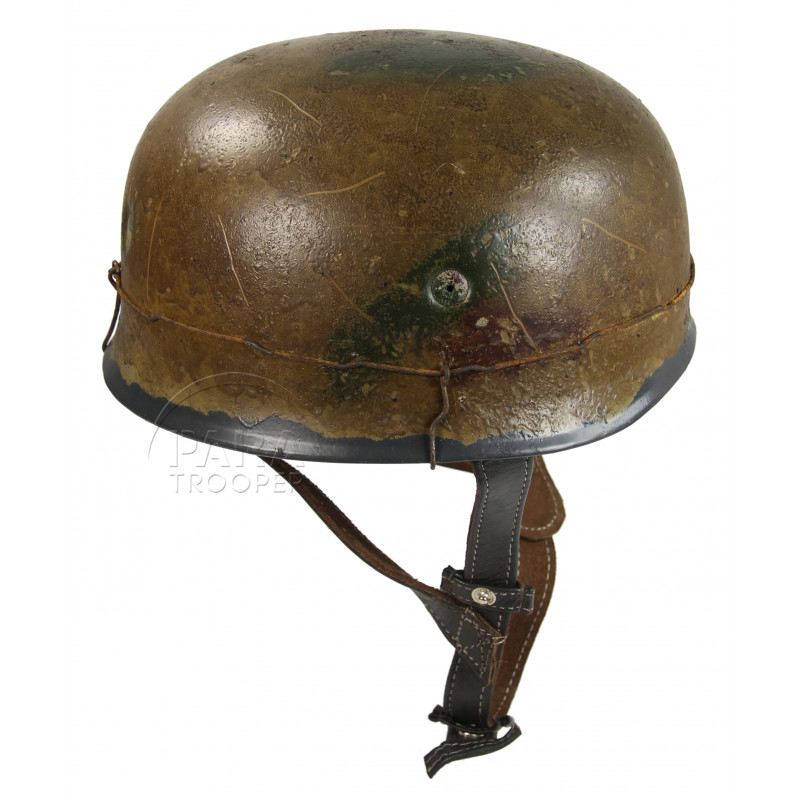 Casque de parachutiste allemand, patiné et grillagé